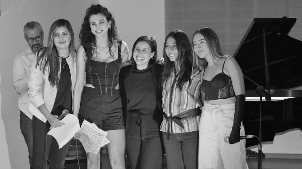 Cantantes de izquierda a derecha: América. Linnea, Ana, Bárbara y Abril
