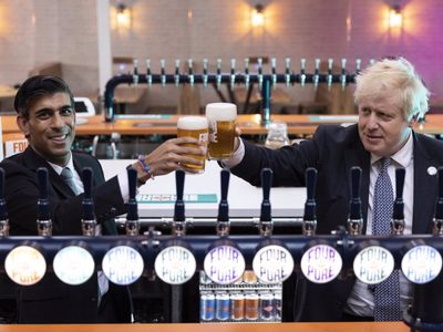 Boris Johnson y Rishi Sunak se reúnen en plena carrera para remplazar a Liz Truss