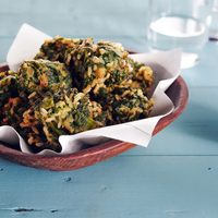 Aprovechá la acelga de estación y hacete estos buñuelos veganos que son tan deliciosos como fáciles de hacer