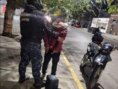 Dos personas demoradas por la policía en diferentes operativos en Neuquén