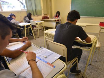 Educación: según un informe, el 31 % de los adolescentes no termina la secundaria