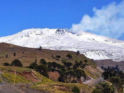 Informaron que los ascensos masivos al volcán Copahue son un “gran riesgo” para las personas