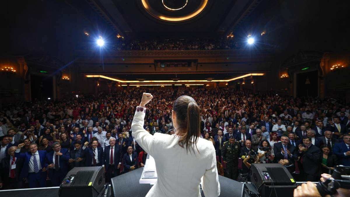 La presidenta electa, Claudia Sheinbaum se reunió con seguidores en el Teatro Metropólitan