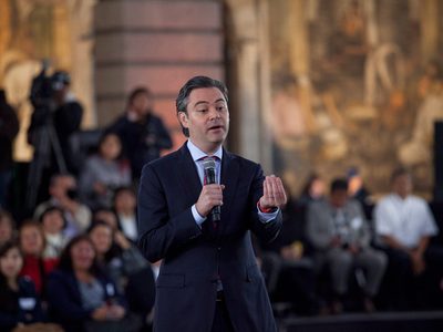 Elogia Nuño a sucesor de Gordillo al presentar estrategia para formar docentes