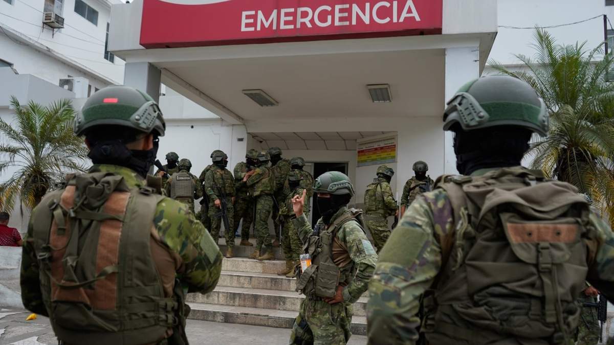 Soldados montan guardia frente al Hospital Teófilo Dávila, donde fueron trasladados los reclusos heridos tras los enfrentamientos que estallaron entre los presos en la cárcel de Machala, Ecuador
