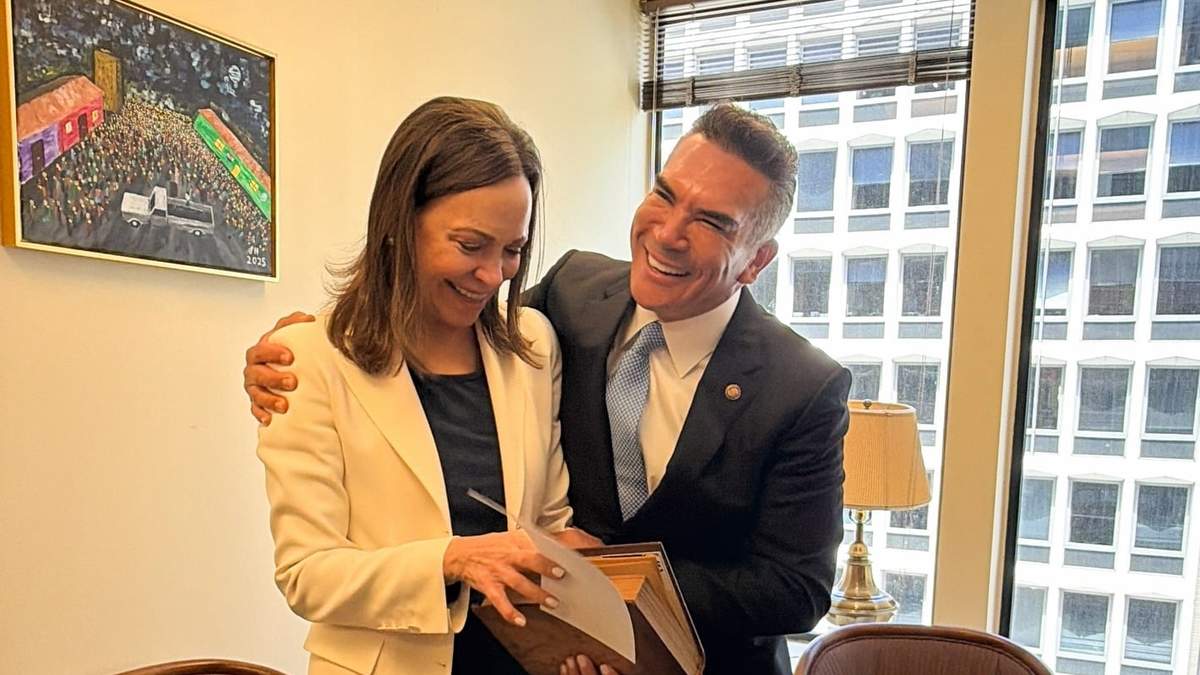 El dirigente nacional del PRI, Alejandro Moreno y la líder opositora de Venezuela, María Corina Machado en Washington