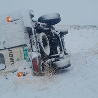Durante el temporal de nieve, una ambulancia volcó cerca de Zapala y una enfermera resultó herida