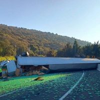 Volcadura de tráiler en La Pera deja un muerto y paraliza la México-Cuernavaca (Video)