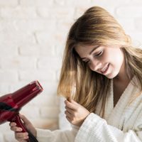 Así tenés que usar el secador si querés proteger tu cabello en invierno: 6 pasos claves