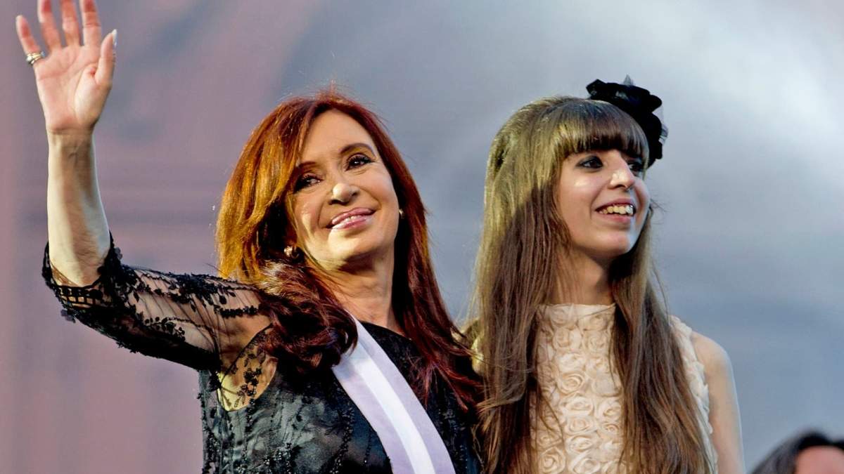 Fernández de Kirchner junto a su hija Florencia (foto: Twitter).