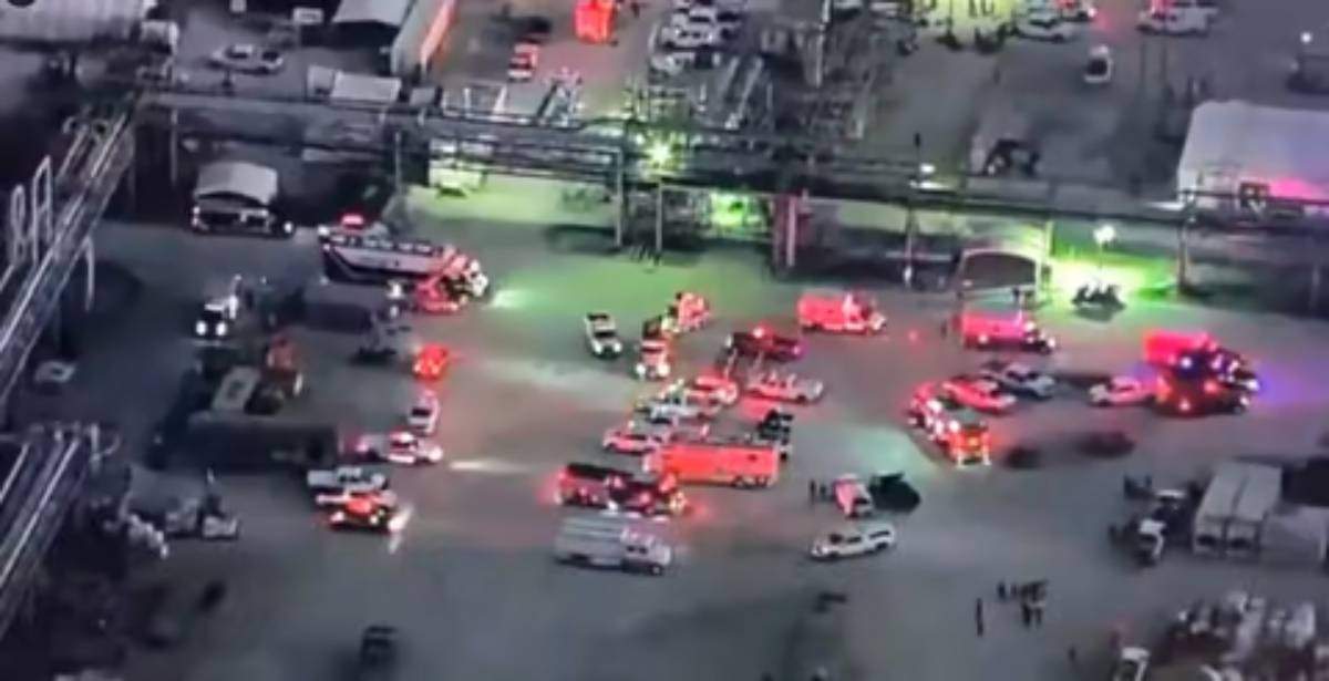 Equipos de energencia en la refinería Deer Park de Pemex, en Texas