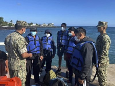 Náufragos peruanos y colombianos llegan a islas Galápagos tras rescate luego de 50 días a la deriva