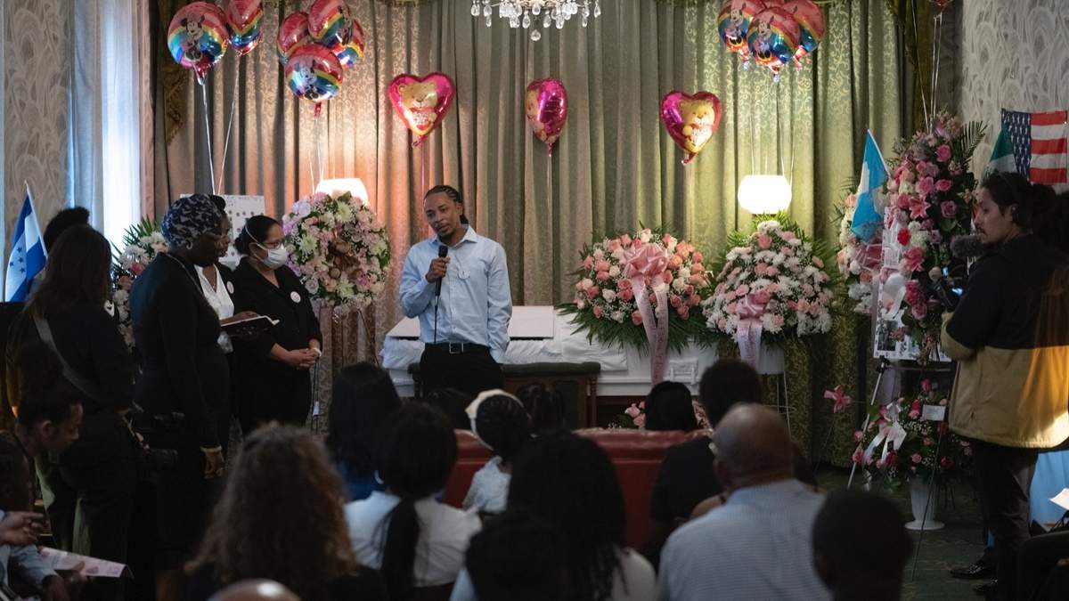 Personas asisten al funeral de la niña Anadith Danay Reyes Álvarez