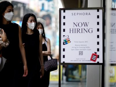 Otro revés para Biden: la creación de empleo se frenó en agosto en Estados Unidos