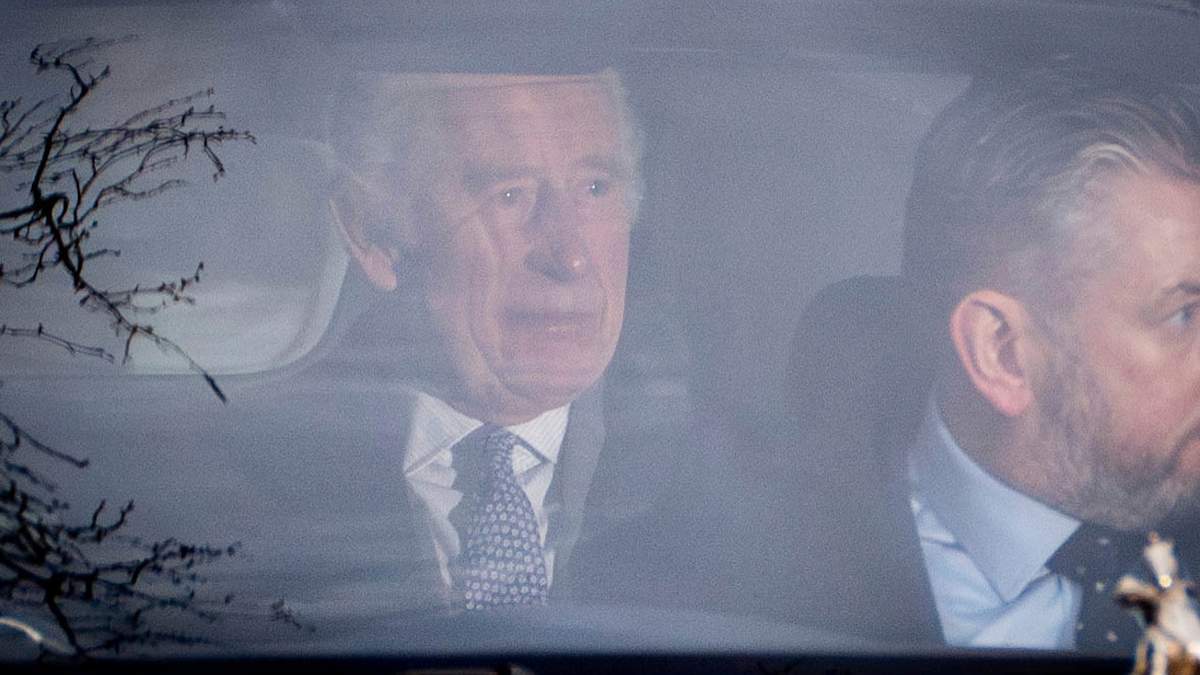 El rey Carlos III abandona la residencia Clarence House, en Londres, el martes 6 de febrero