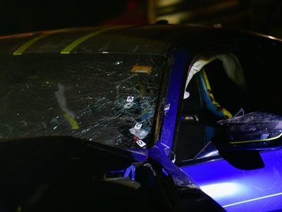 Balean a un hombre en Periférico y su auto cae en una obra cerca de Plaza Artz (Video)