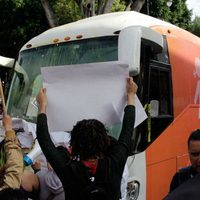 Comunidad LGBTTTI recibe con huevazos el 'Autobús de la Libertad” en Puebla (video)