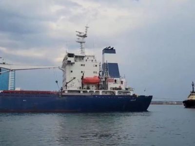 Sale del puerto ucraniano de Odesa el primer barco con grano desde el inicio de la guerra