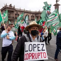 En NL, unas 200 personas de Frena marchan para pedir renuncia de AMLO