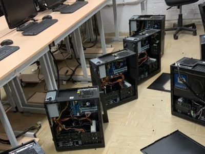 Encapuchados liberan instalaciones de la FAD de la UNAM; roban equipo de cómputo