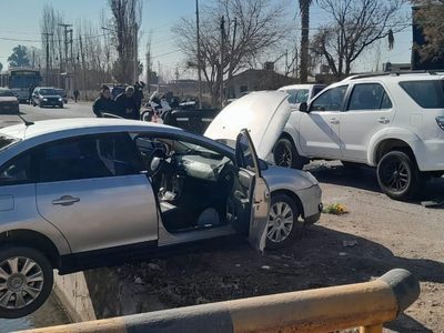 Una camioneta y un auto chocaron en la puerta de un supermercado