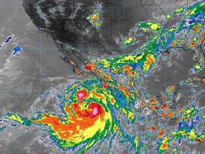 “Kay” se intensifica a huracán categoría uno; prevén lluvias torrenciales en estos 4 estados