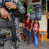 La mayoría de salvadoreños apoya el régimen de excepción de Bukele contra pandillas, según encuesta