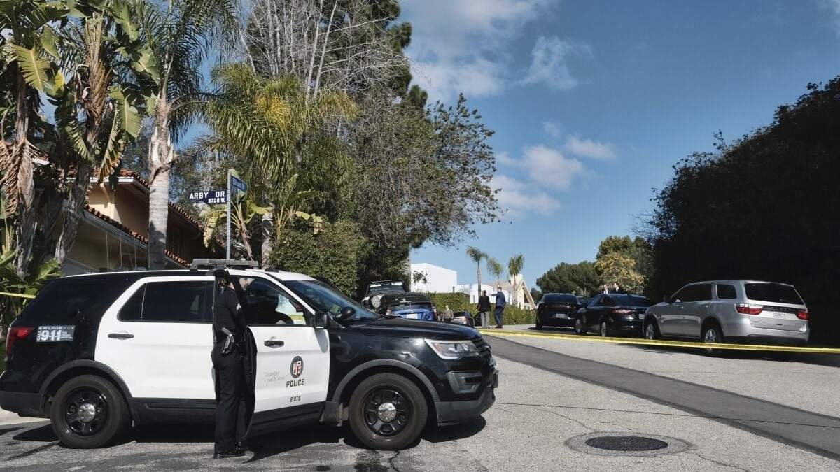 La policía acordona la calle en donde hubo un tiroteo en una casa en un exclusivo vecindario de Los Ángeles