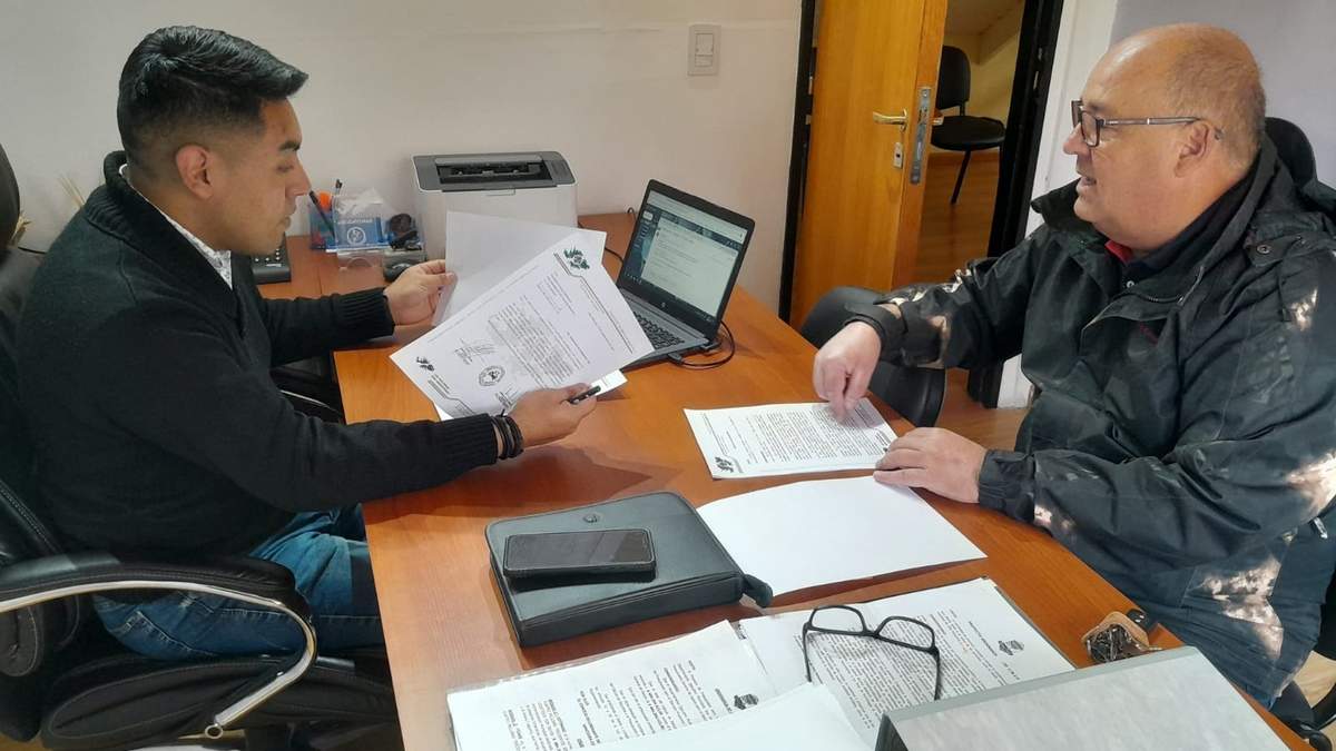 Félix Llorente, dialoga con el Presidente del Concejo Deliberante de Villa Pehuenia y Moquehue, Lucas Sandoval luego de presentar el proyecto. Fuente: (Facebook)