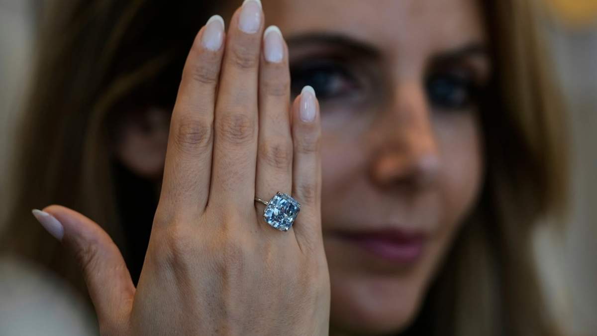 La vicepresidenta de Sotheby's para Oriente Medio y directora de Sotheby's en los Emiratos Árabes Unidos, Katia Noun Boueiz, lleva el diamante azul del Mediterráneo durante su debut mundial en Abu Dabi