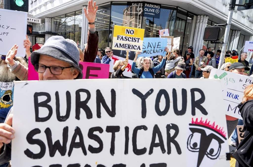 Manifestantes protestan contra el director general de Tesla, Elon Musk, frente a una tienda de Tesla en San Francisco, sábado 29 de marzo de 2025