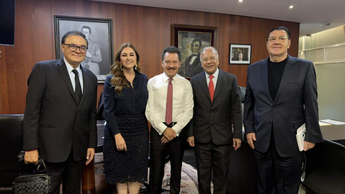 El coordinador de la Jucopo en el Senado, Ignacio Mier, con el integrante de la dirigencia nacional del PT, Benjamín Robles, y los senadores Giovanna Bañuelos, Alberto Anaya y Alejandro González Yáñez