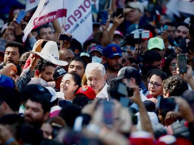 Ante dificultad de avance, intentan subir a AMLO a un coche; el tumulto lo impide y él se rehúsa