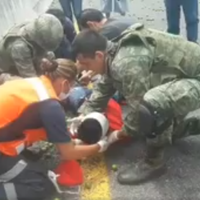 Volcadura de camioneta causa dos muertos y nueve cortadores de limón lesionados en Michoacán