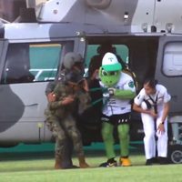Usan helicóptero de la Marina para trasladar a “Pochi”, mascota de los Olmecas de Tabasco (Video)