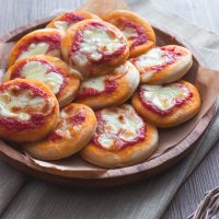 Canapés caseros con tapas de pascualina: listos en 20 minutos y sin gastar de más
