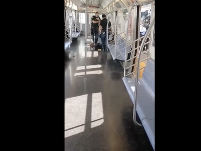 Cuatro heridos en el metro en Brooklyn luego de que policías balean a hombre con un cuchillo (Video)