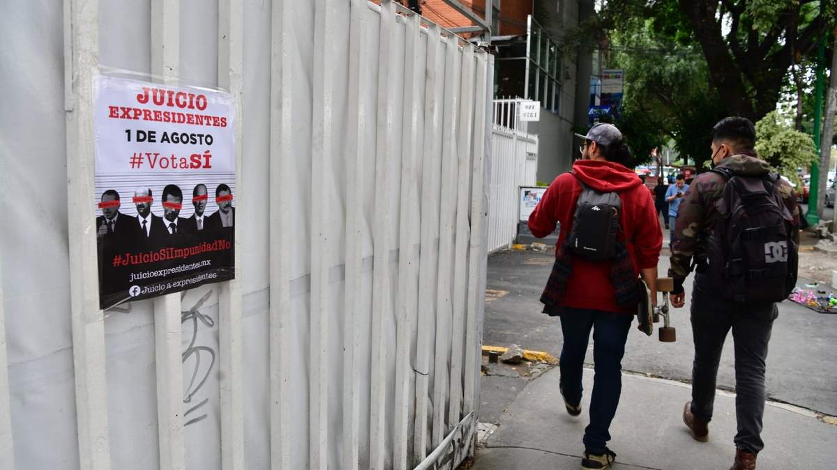 Carteles en los que ciudadanos invitan a participar en la consulta