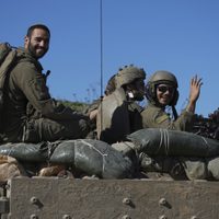 Tropas israelíes inician la retirada en corredor de Gaza como parte de su tregua con Hamás