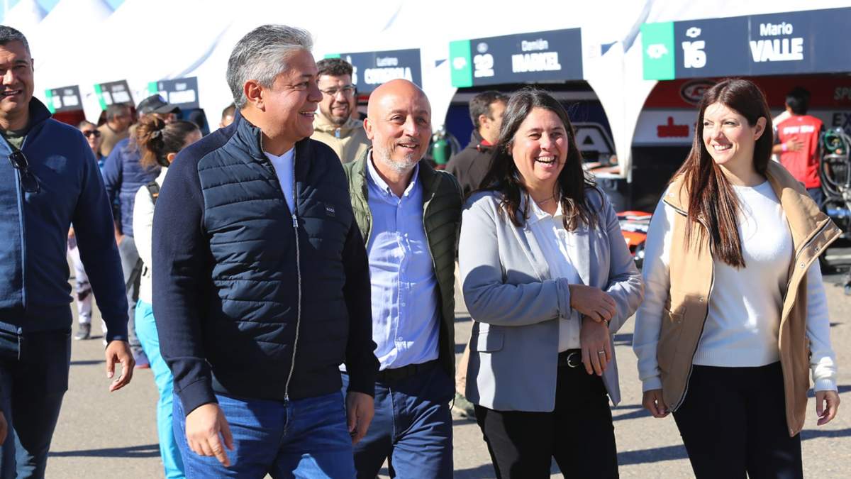 Marita Villone recorre el autódromo de Centenario, en compañía del gobernador. Fuente: (Neuquén Informa)