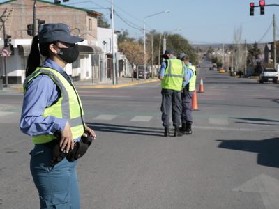 Pese a las restricciones, desarticularon dos fiestas clandestinas en Neuquén
