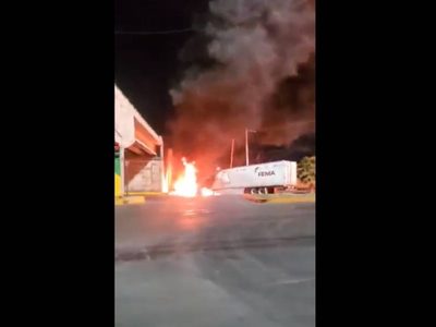 Balaceras y bloqueos sacuden a Nuevo Laredo; NL suspende vacunación en la frontera (Video)