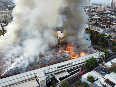 Un importante hospital en Chile es consumido por un voraz incendio