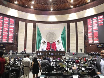 Diputados proponen que maestros puedan deducir pasajes, peaje y combustible