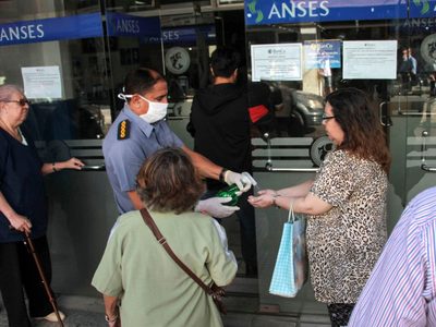Atención jubilados: los bancos abren líneas telefónicas para que pidan sus tarjetas de débito
