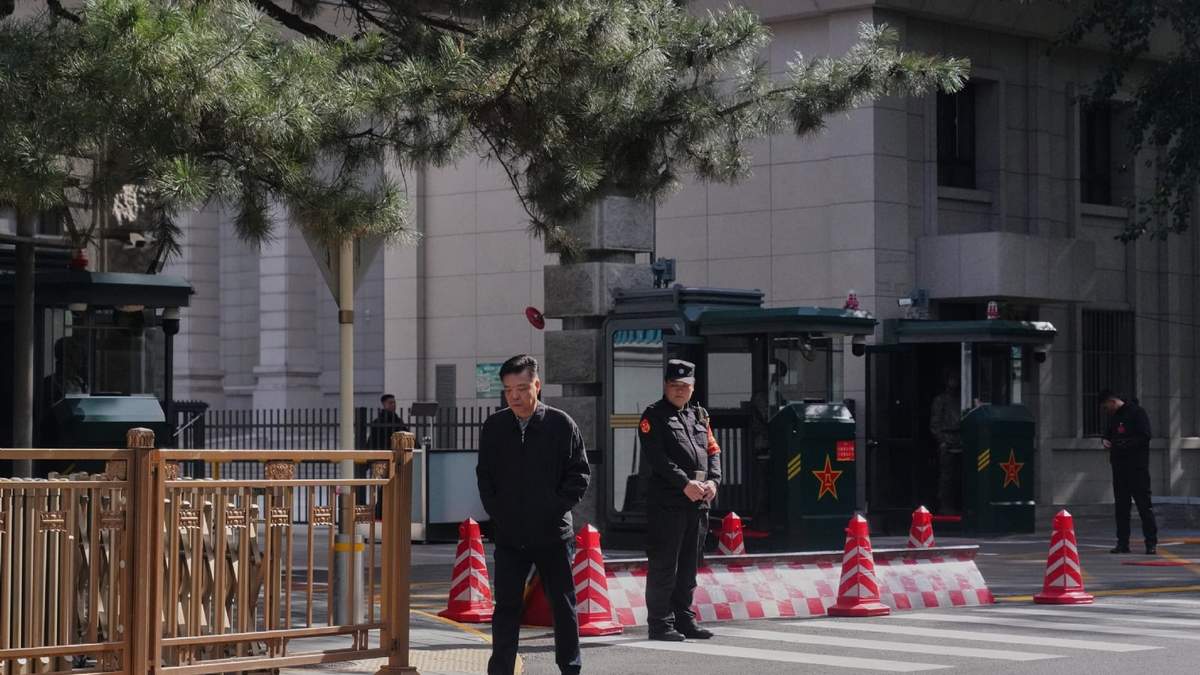 Guardias frente al Hotel Jingxi donde el Comité Central del Partido Comunista se está reuniendo, en Beijing, el 20 de octubre del 2025