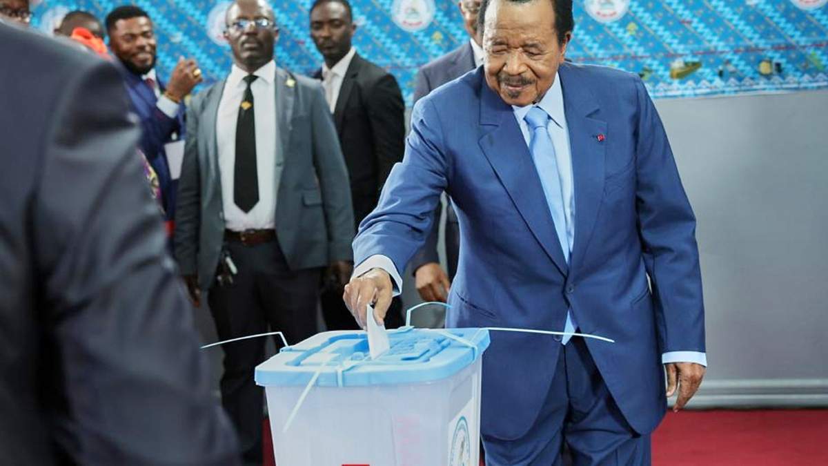 El presidente de Camerún, Paul Biya, deposita su voto en la Escuela Primaria Bilingüe Bastos del Gobierno en Yaundé, Camerún, el sábado 12 de octubre de 2025