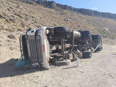 Vuelco en la Ruta 40: un camión de gran porte terminó fuera de la calzada cerca del Puente Pavia