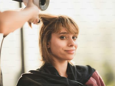 Minimalista, estructurado y con una vibra muy pop: el corte de cabello que vas a ver por todos lados