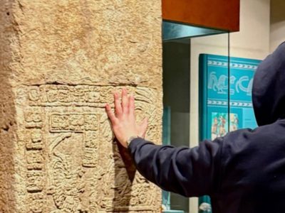 “Regañan” a Bad Bunny por tocar una estela maya en el Museo de Antropología
